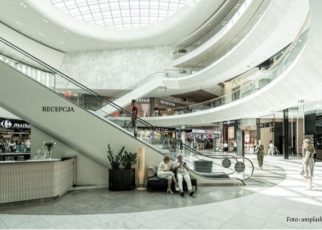 Pengunjung Mall di Jakarta
