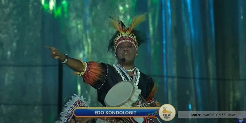 Edo Kondologit Menangis Saat Menyanyikan Lagu Aku Papua