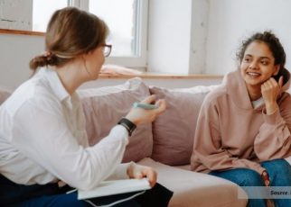 6 Zodiak yang Bisa Kasih Kamu Nasihat Bijak