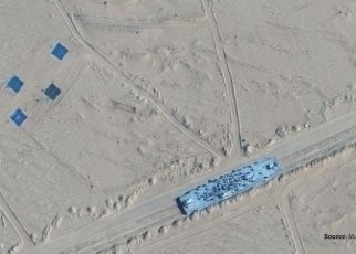 China Membangun Tiruan Kapal Militer AS Di Padang Pasir