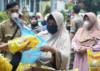 Cair Minggu Ini! Jokowi Bagi-bagi BLT Rp300.000