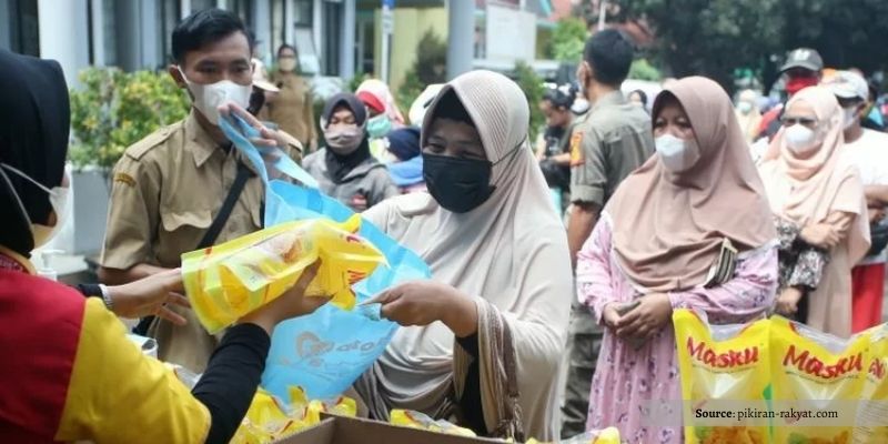 Cair Minggu Ini! Jokowi Bagi-bagi BLT Rp300.000