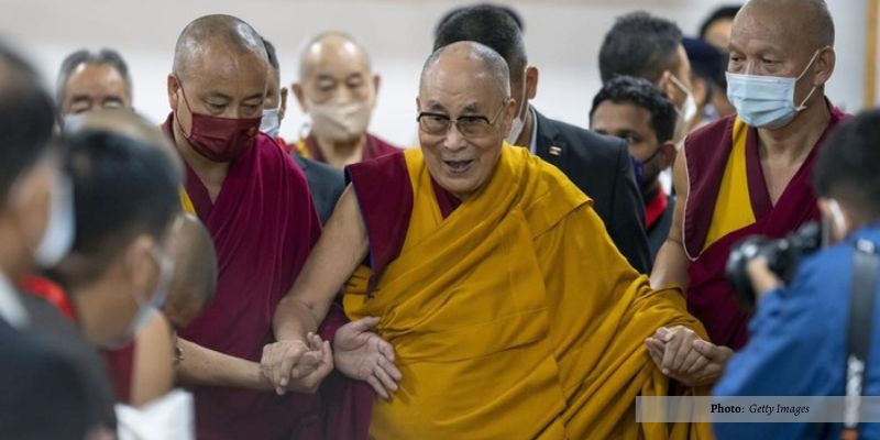 Dalai Lama Minta Maaf Usai Minta Bocah Laki-laki Menghisap Lidahnya