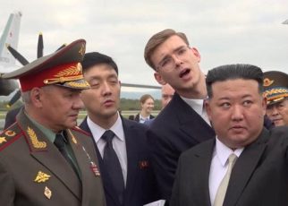 Korut Kirim Sejuta Amunisi ke Rusia, Ukraina Waspada. Belakangan ini, Korea Utara (Korut) telah mengirimkan sejuta amunisi ke Rusia, yang