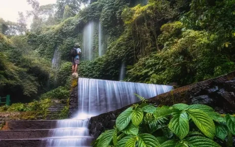 Air Terjun Benang Kelambu, Pesona Tirai Air di Kaki Rinjani yang Menyejukkan