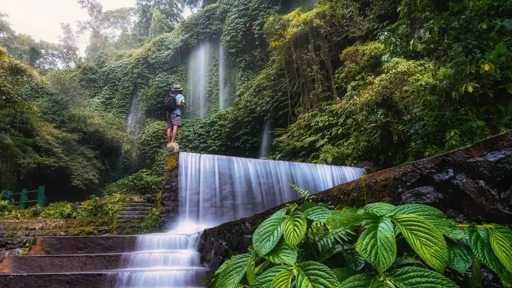 Air Terjun Benang Kelambu, Pesona Tirai Air di Kaki Rinjani yang Menyejukkan